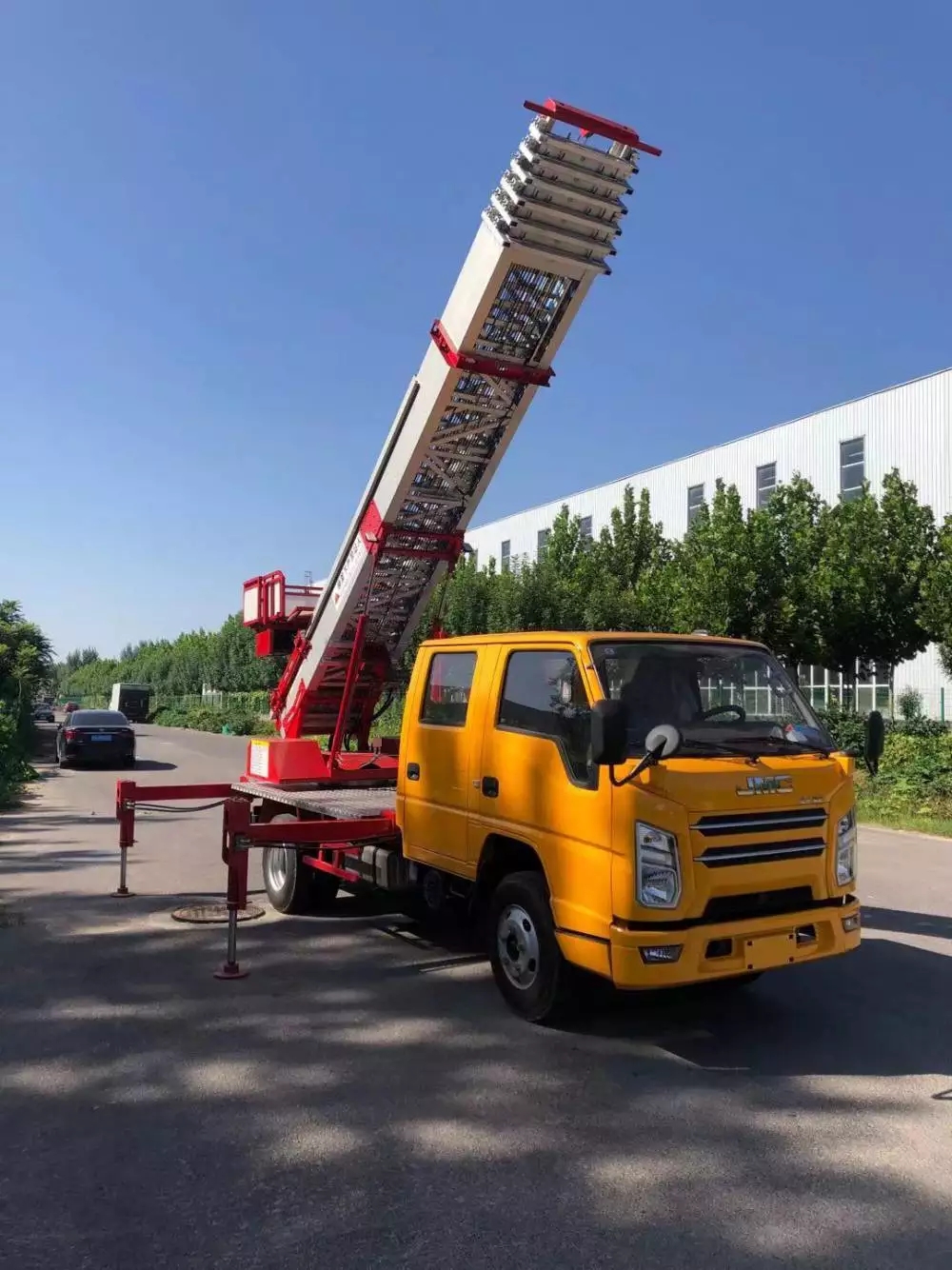 兴义附近的云梯车出租服务：轻松解决高空作业需求