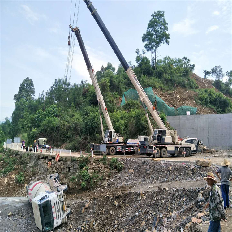 兴义汽车掉沟里叫吊车救援要多少钱